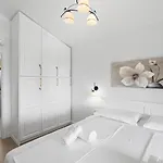 San Antonio With Private Pool In Novigrad فيلة Bužinija