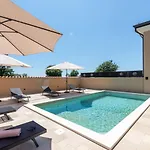 San Antonio With Private Pool In Novigrad * Bužinija