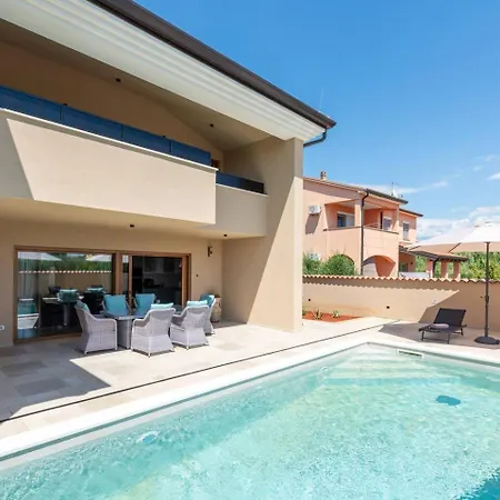 San Antonio With Private Pool In Novigrad Bužinija